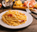 Spaghetti Carbonara auf einem Teller serviert