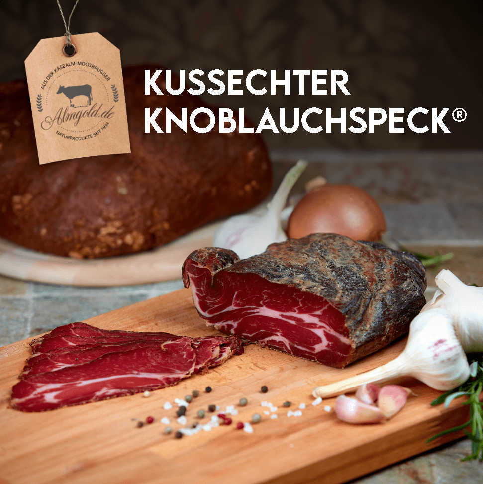 kussechter knoblauchspeck auf einem holzbrett