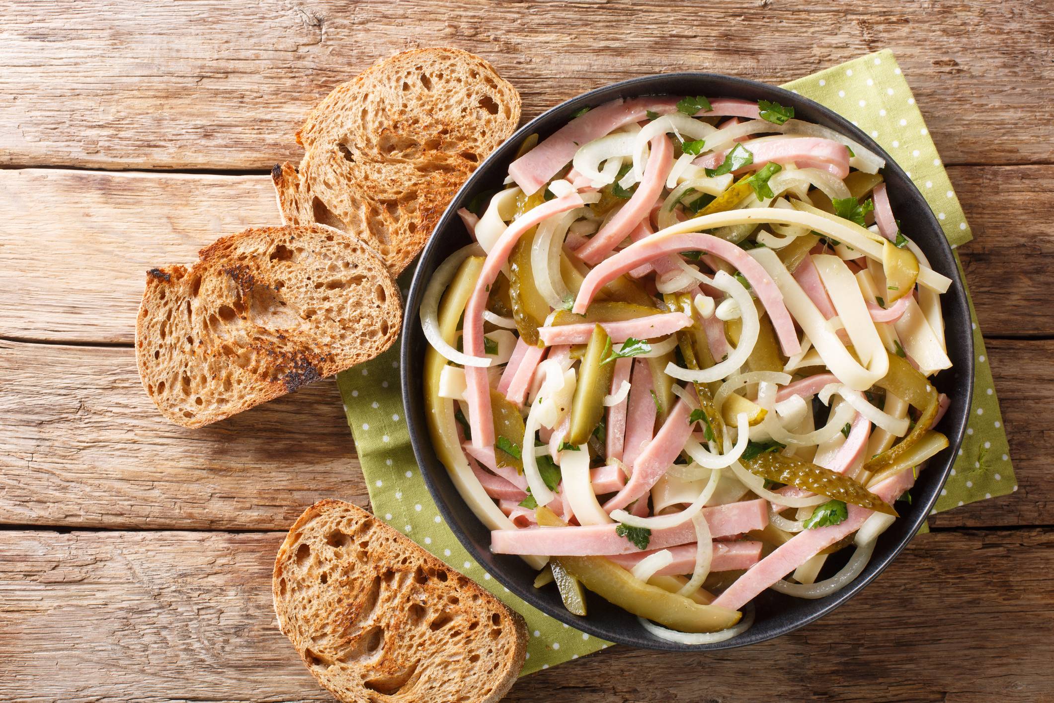 Wurstsalat mit Käse