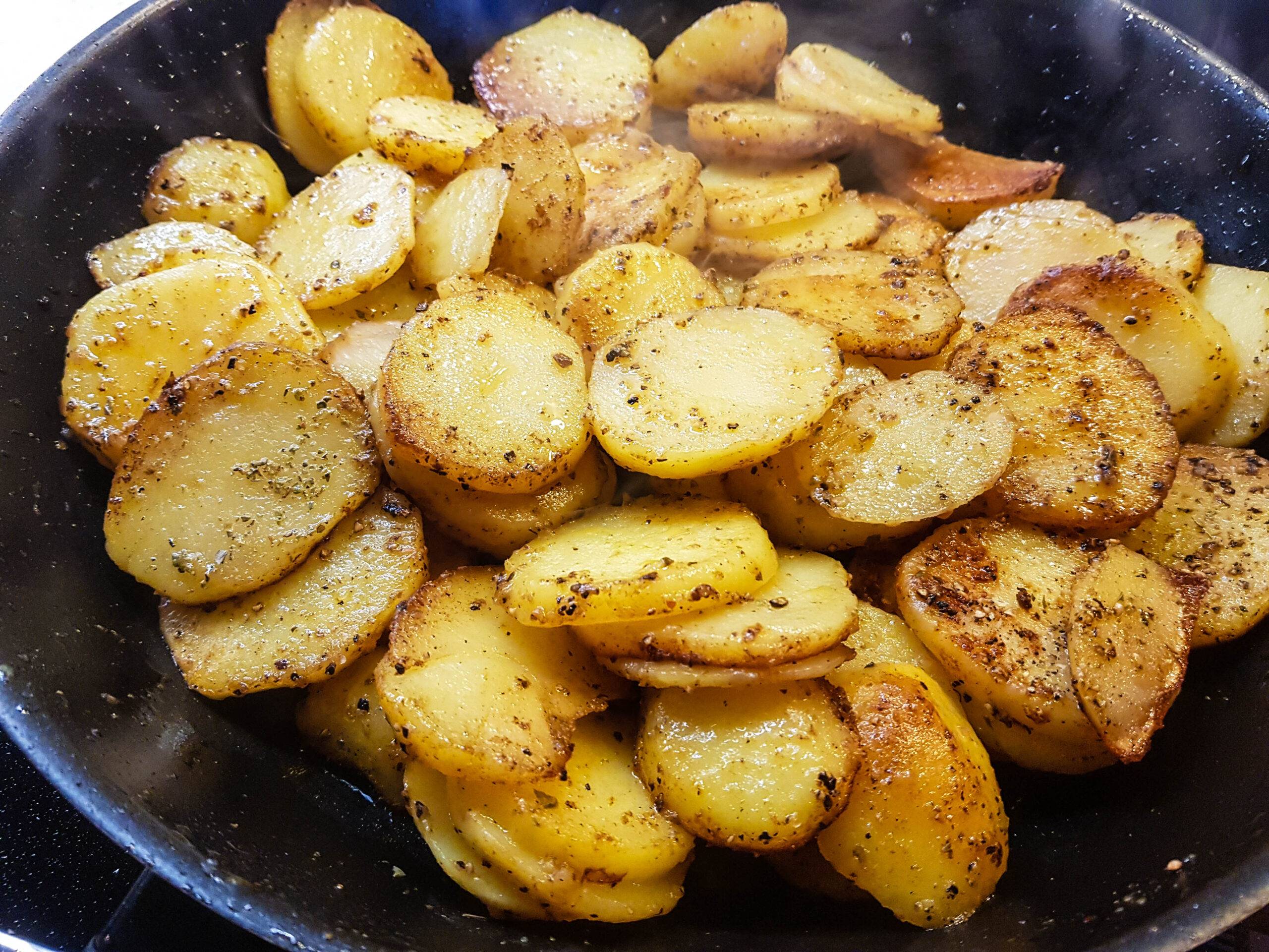 Krosse Bratkartoffeln in Eisenpfanne