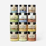 Mayas Everyday Veggie Set – 12 Bio-Gewürze in Gläsern, stilvoll arrangiert