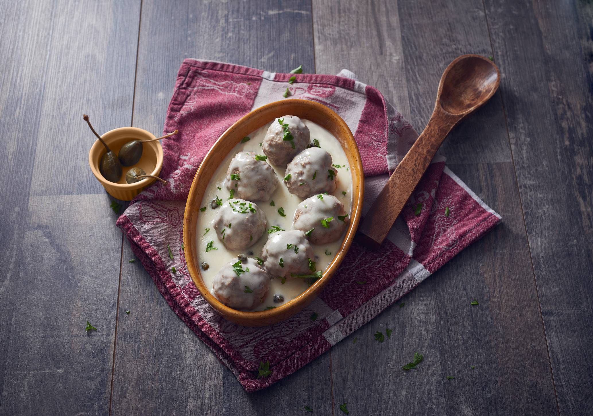 Königsberger Klopse in einem ovalen Tontopf