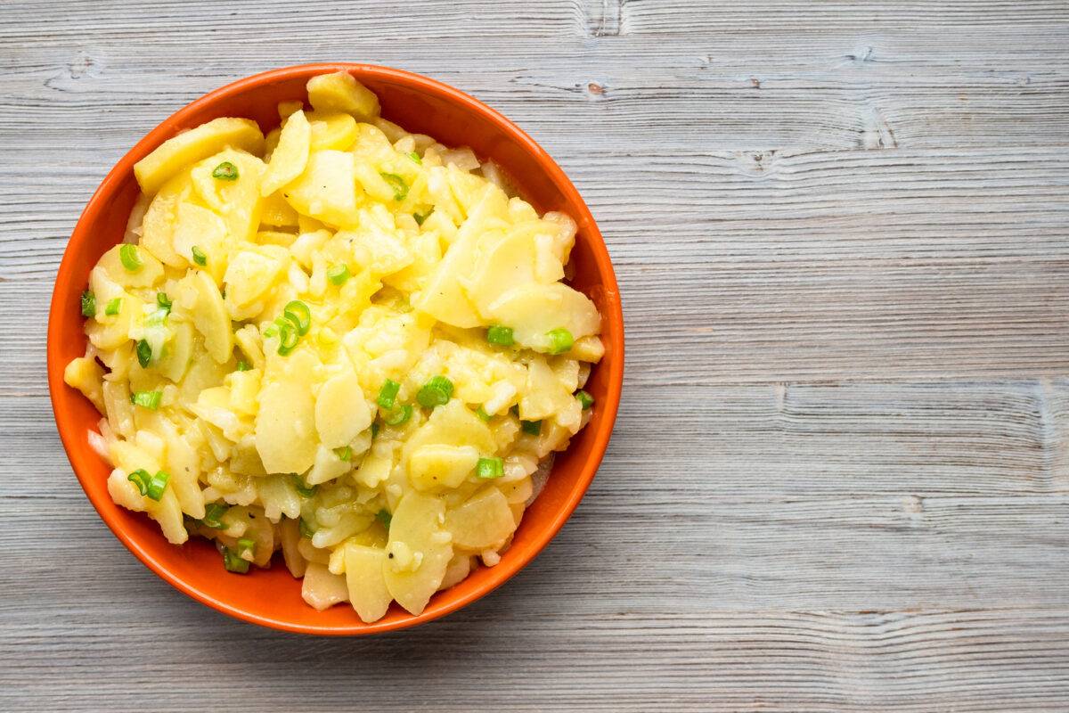 Kartoffelsalat mit Essig-Öl-Dressing in einer Schale