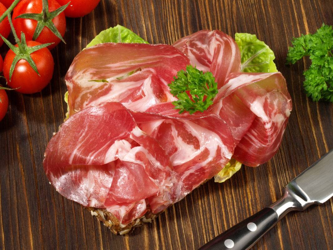 Coppa Speck - kussechter Knoblauchspeck aufgeschnitten