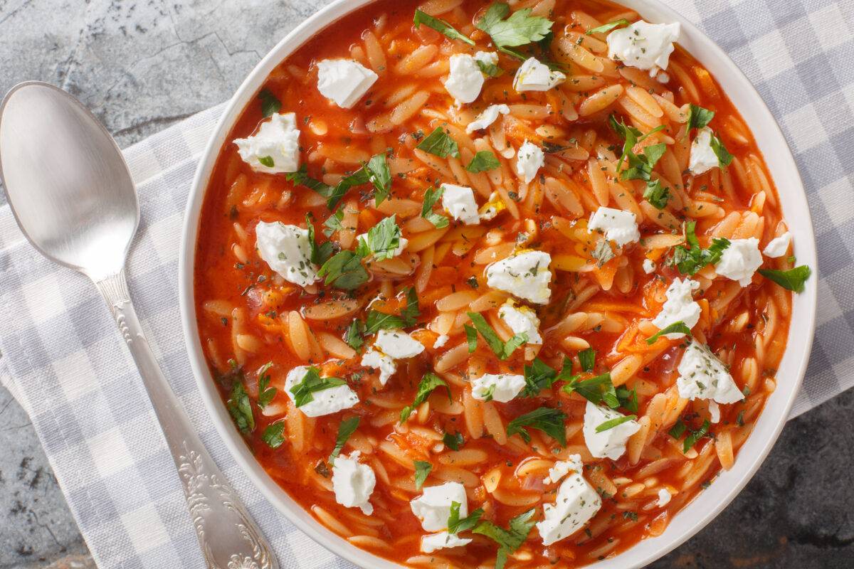 Kritharaki mit Feta in Tomatensosse