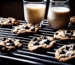 knusprige Cookies auf einem Backrost mit 2 Gläsern Milch dekoriert
