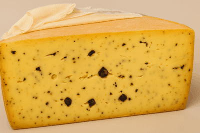 Schweizer Trüffelkäse mit schwarzen Sommertrüffeln – cremiger Schnittkäse mit edlen Trüffelstücken von Almgold